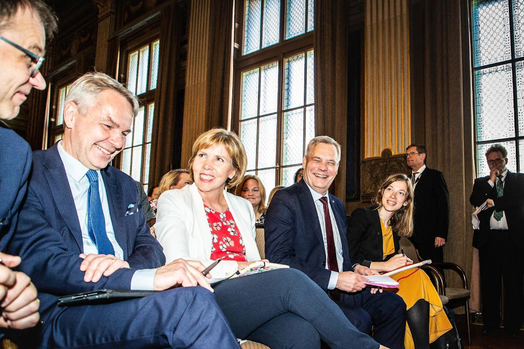 Puheenjohtajat Juha Sipilä (kesk.), Pekka Haavisto (vihr.), Anna-Maja Henriksson (rkp), hallitustunnustelija Antti Rinne (sdp) ja Li Andersson (vas.) aloittivat hallitusneuvottelut Säätytalolla.