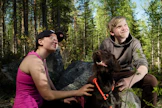 Mira Tuhkasen ja Aapo Oinosen mielestä eräpäivän parasta antia oli metsästyskoirarotujen esittely. Rapsutuksista nauttii karkeakarvainen saksanseisoja Laajanluovin Unelma.
