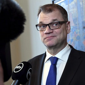 Pääministeri Juha Sipilä arvioi, että perhevapaat nousevat esiin taas ensi vaalikaudella. LEHTIKUVA / Markku Ulander