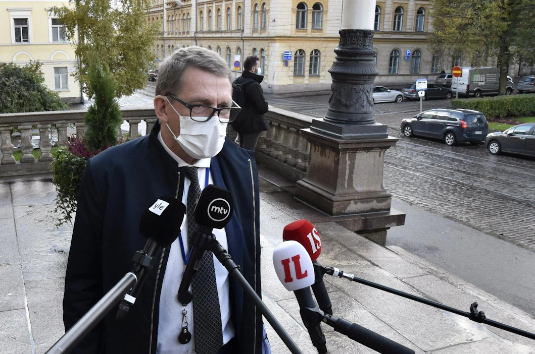 Valtiovarainministeri Matti Vanhanen puhui toimittajille ennen lisäbudjettineuvottelua. LEHTIKUVA / JUSSI NUKARI