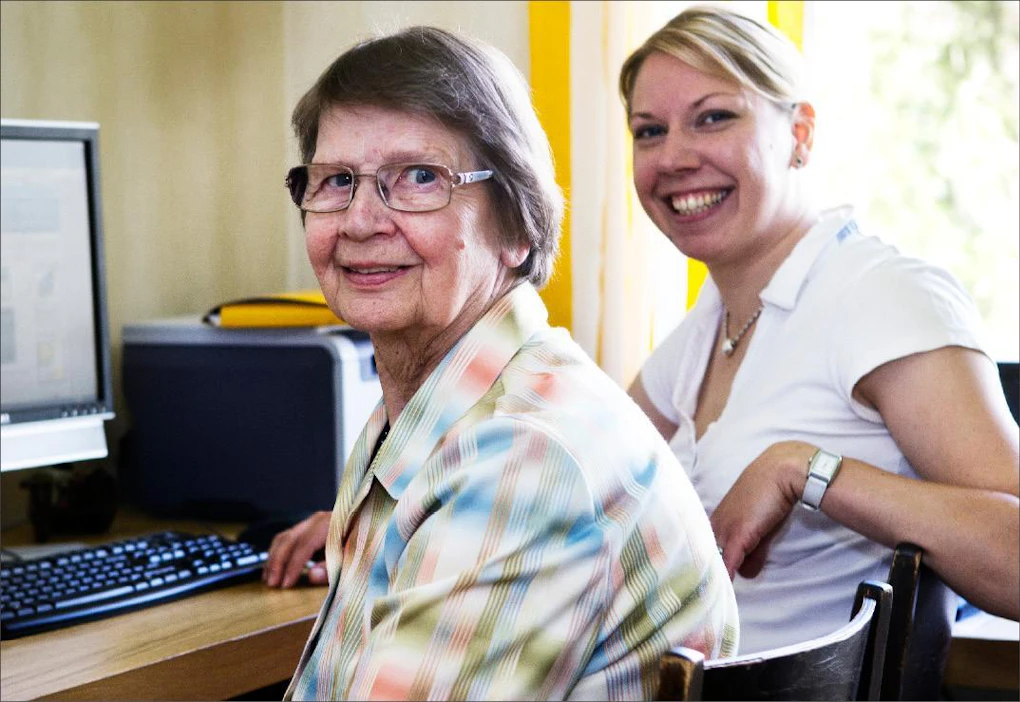 Vuokko Kari (vas.) on viime aikoina selaillut verkkoa kodinkoneostoksia varten ja lähettänyt ensimmäiset sähköpostinsa. Anna Kari opastaa. Kari Salonen