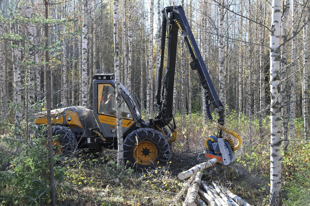Ketjuilla on kymmenkunta yrittäjää ajanut testiajoja, yhtenä niistä isojokelainen Pihlajaviita & Pihlajaviita Ay. Ketjun venymättömyys saa kiitosta, ”Tällä voi ajaa koko työpäivän ilman jälkikiristystä”.