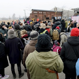 Helsingin Kansalaistorilla järjestettiin puoliltapäivin mielenosoitus afganistanilaisten turvapaikanhakijoiden pakkopalautuksia vastaan. LEHTIKUVA / Mikko Stig