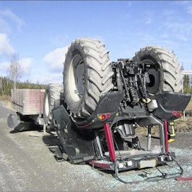 Traktori kaatui ympäri kauhan irrottua noin 30 kilometrin tuntinopeudessa. Perävaunu on kulkusuunnassa. Turma sattuihuhtikuussa Pirkanmaalla. Poliisi