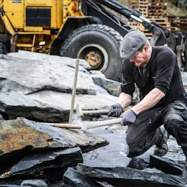 Heikki Kontkanen näyttää, miten kiveä lyödään otsaan ja miten yllätyksellisesti tumma kiilleliuskekivi saattaa lopulta haljeta. Kivimies ei kuulemma tule koskaan valmiiksi ammatissaan. Lari Lievonen