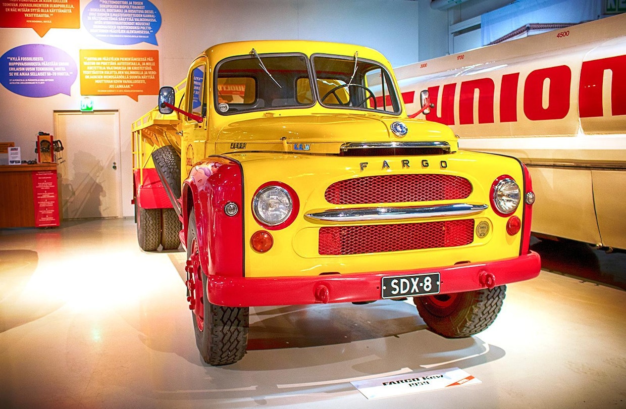 Brittivalmisteinen KEW-Fargo-säiliöauto Shellin väreissä vuodelta 1959 on yksi näyttelyn ajoneuvoista. Kuva Mediakettu.