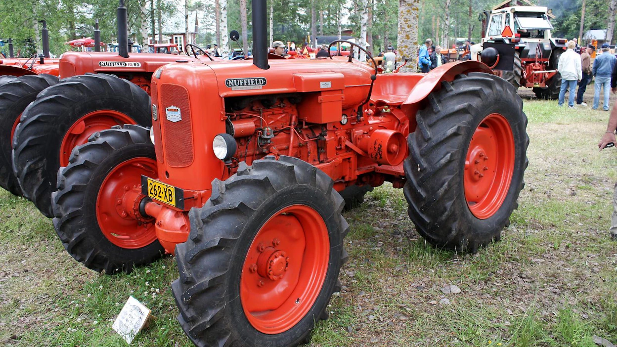 Nuffield 4DM Universal Four 4-v -tarktoria valmistettiin vuosina 1957–61 Birminghamissa, Englannissa, 4-vedon osat Moncalierissa, Italiassa ja 4-vedon asennus tapahtui Tapanilassa, Helsingissä.