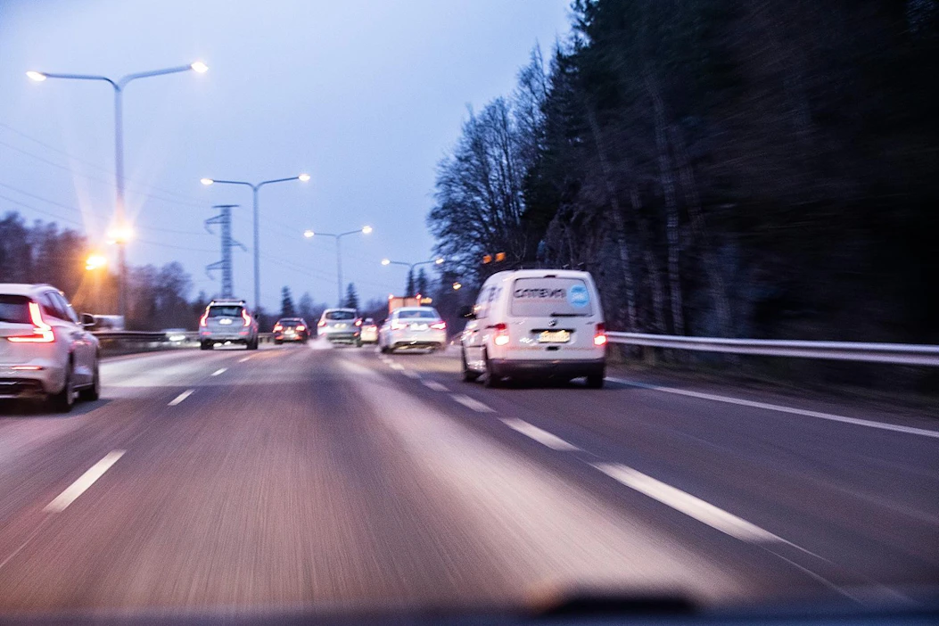 Hätävilkkujen käytössä on Autoliiton mukaan syytä huomioida se, että niiden ollessa päällä ei tavallisilla vilkuilla pysty viestimään liikkeellelähtö-, kaistanvaihto- tai kääntymisaikomuksesta.