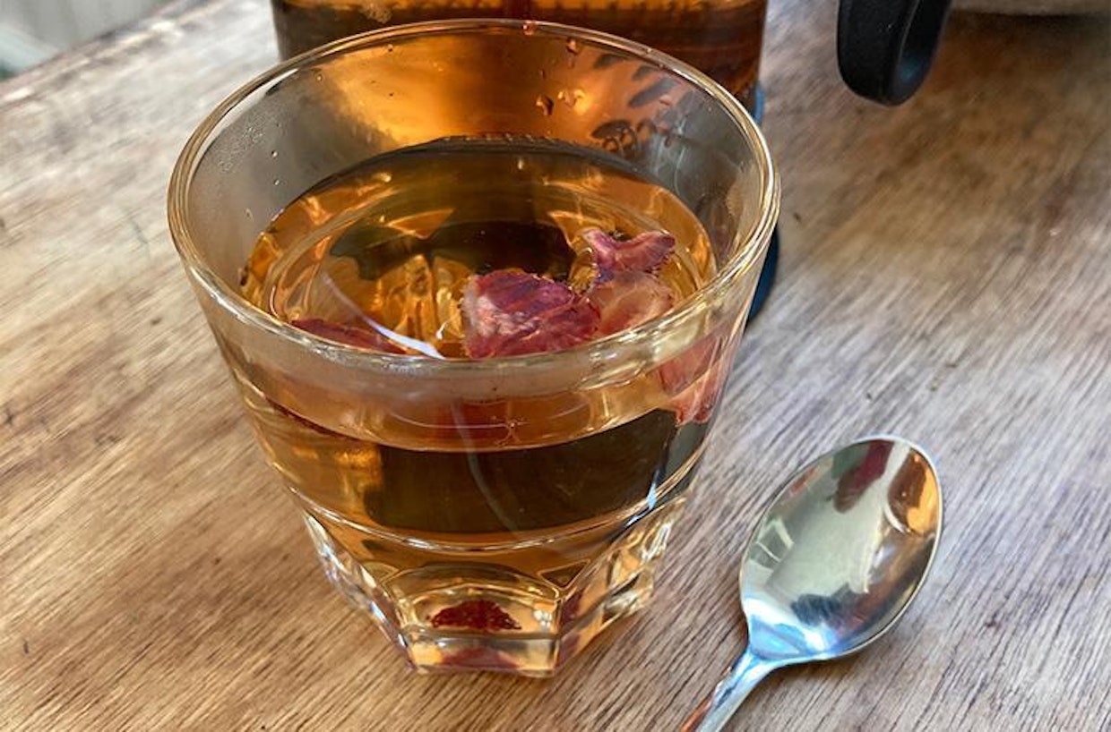 Poimulehtiteen voi nauttia kuumana tai kylmänä ja makeuttaa halutessaan hunajalla.