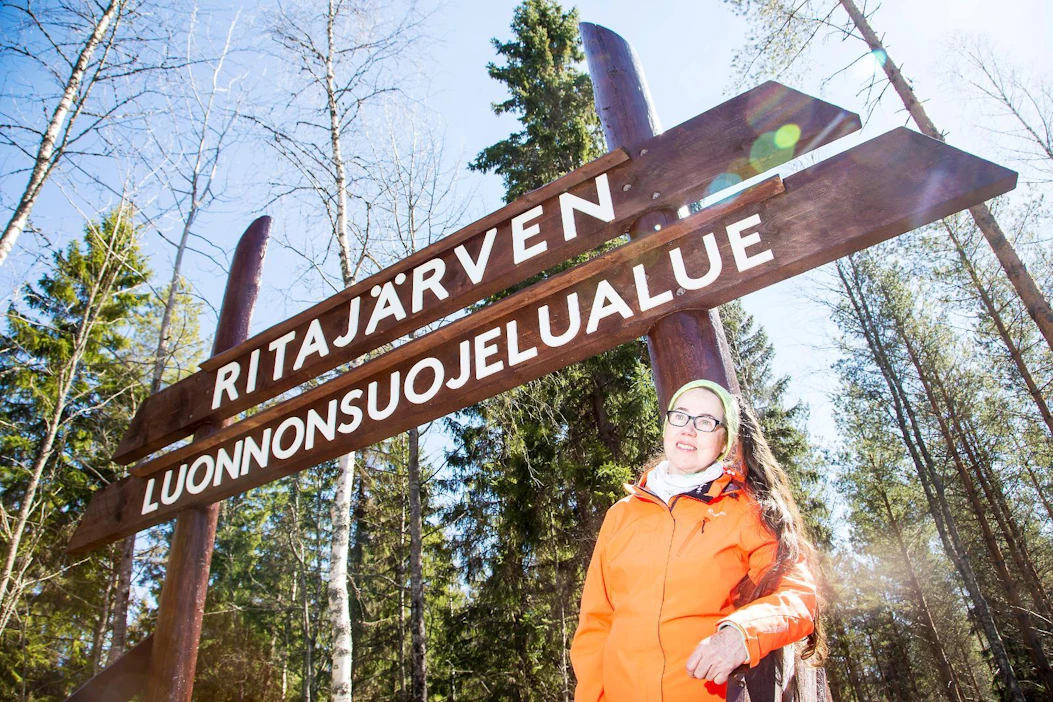 Yksi ehdokkaista on Ritajärven luonnonsuojelualue Sastamalassa. Kuvassa on Sastamalan maaseutujohtaja Katariina Pylsy.