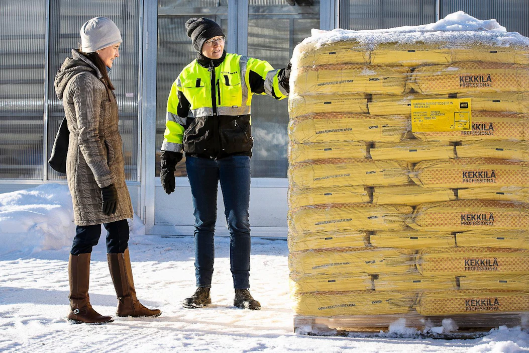 Esimerkiksi ammattioppilaitos Hyriassa puutarhuriksi opiskelevien enemmistö on aikuisia. Nelikymppinen Suvi Ikola (vas.) aloitti opiskelun tammikuun alussa. Opettajana toimii muun muassa kouluttaja Marjatta Oittinen.