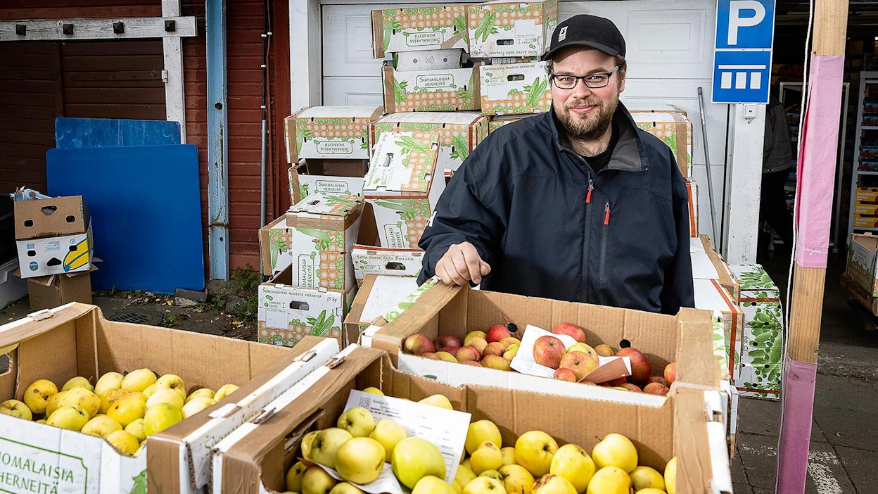 Juho Anttila ottaa vastaan omenoita ja puristaa niitä viisikin tuhatta kiloa vuorokaudessa.