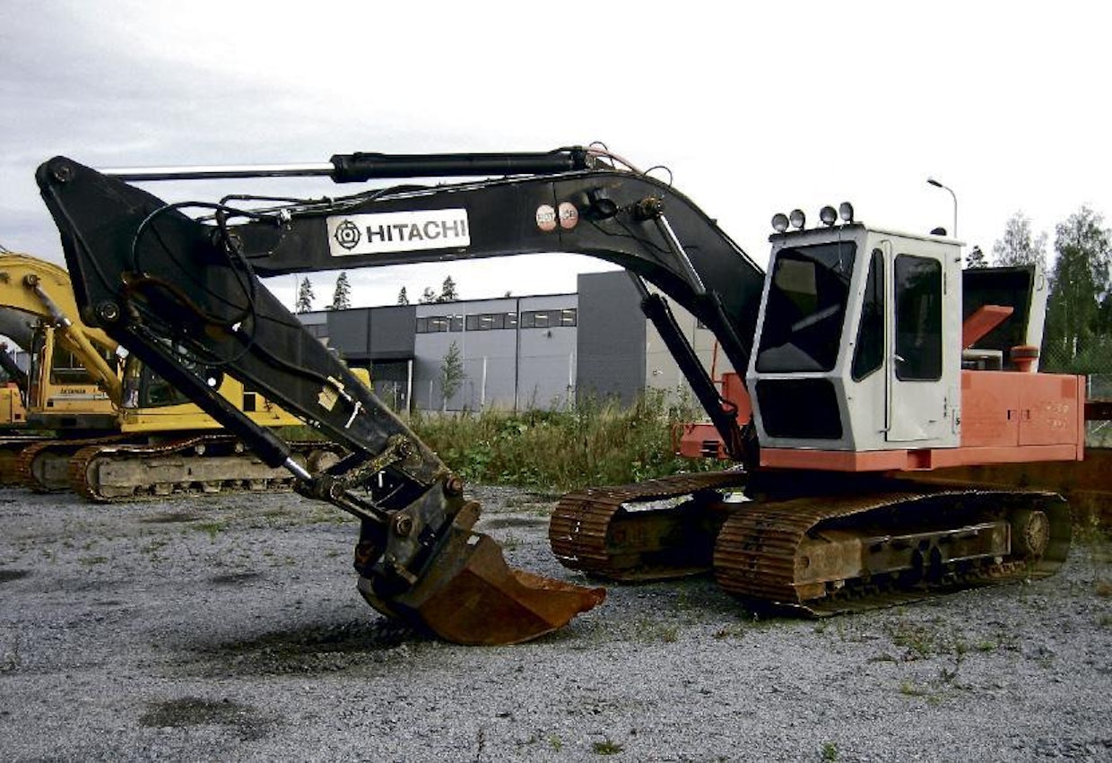Kunnostettu Hitachi UH081 oli työkaytössä vielä 2010. Matkan varrelle mahtui mm. ohjaamopalo. (Kuva: Rotator Oy)
