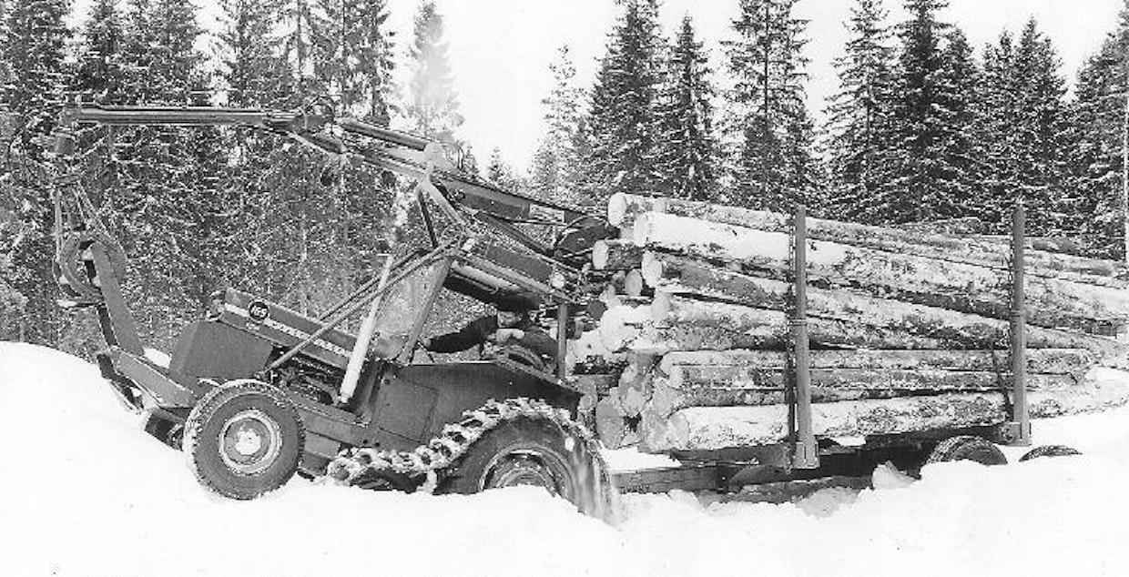 50-luvun alussa yleiseen käyttöön otetut puolitelat paransivat maataloustraktorin liikkumiskykyä huomattavasti, mutta varjopuoliakin löytyi. Traktorin ohjaamiseen tarvittiin lähes aina ohjausjarruja, mikä kulutti jarrulevyt tai ‑kengät loppuun hyvin nopeasti, myös taka-akselisto ja muu voimansiirto rasittui joskus liikaa. Pitävällä alustalla ja suurella kuormalla traktorin keula pyrki kohoamaan, mikä lisäsi vetovoimaa, mutta vaikeutti ohjaamista. Kuvassa MF-MiniRobur, eli MF-165 varustettuna puoliteloilla, Vindel Björnen (Cranab)-kuormaajalla ja Rysky-metsäperävaunulla.