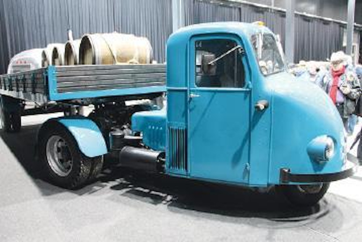 Scammel Scarab on englantilainen 3-pyöräinen rekkaveturi. Ensimmäinen Mechanical Horse -malli kehitettiin 1930-luvulla rautateiden kuljetuksiin. Nimensä mukaisesti sillä haluttiin korvata hevoset. Vuosina 1948–67 tuotannossa olleessa Scarabissa oli alkuun Scammelin 2-litrainen bensanelonen, myöhemmin saataville tuli Perkinsin diesel, joista 4.199 oli 3:n tonnin mallissa ja 4.203 kantavuudeltaan 6-tonnisessa Scammelissa. Oven vieressä oleva ritilä on jäähdytysilmaa varten. Scammeleita on tehty yli 30 000 kpl.