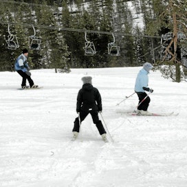 Varsinkin pohjoisen hiihtokeskuksille talvi oli kohtuullinen, etelässä lumen vähäisyys haittasi toimintaa.