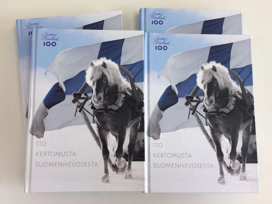 110 kertomusta suomenhevosesta -kirjan kannessa vetää työhevossuunnalle kantakirjattu ori Esu, joka on toiminut juhlavuoden maskottina.