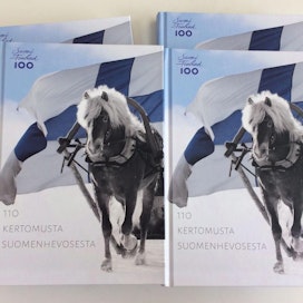 110 kertomusta suomenhevosesta -kirjan kannessa vetää työhevossuunnalle kantakirjattu ori Esu, joka on toiminut juhlavuoden maskottina.