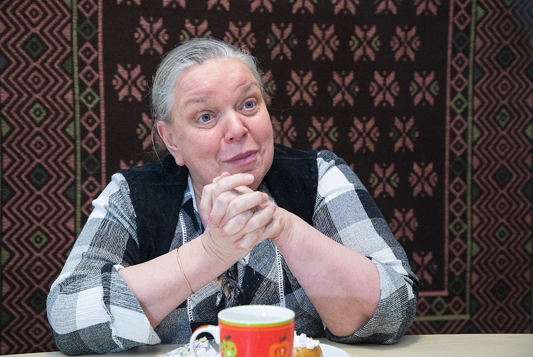 Kirsti Manninen otti kirjailijanimensä käyttöön 80-luvulla julkaistessaan ensimmäisen romaaninsa. Enni Mustonen on käytössä yhä, vaikka kirjailija nimen takana ei olekaan enää salaisuus.