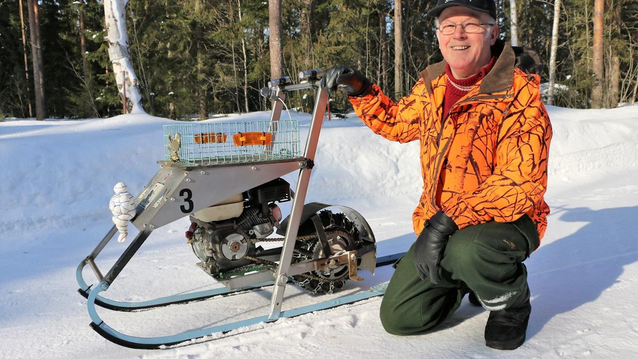 Pekka Mansikkamäki sai kelkan kaksi vuotta sitten. Sen rakensi hänen ystävä Hannu Koski. Kyljessä oleva numero kertoo, että kyseessä on kolmas kappale.