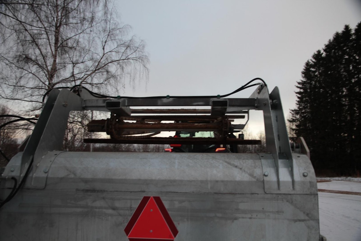 Hiekoitin-kuljetinpaketti nostetaan paikalleen trukkipiikeillä. Sovitteet on asennetu valmiiksi.
