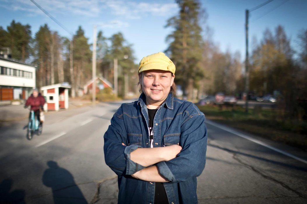 Koskenpään kylänraitti on edelleen vilkas. "Ei tässä kauaa pysty seisomaan", naurahtaa Katja Lindén.