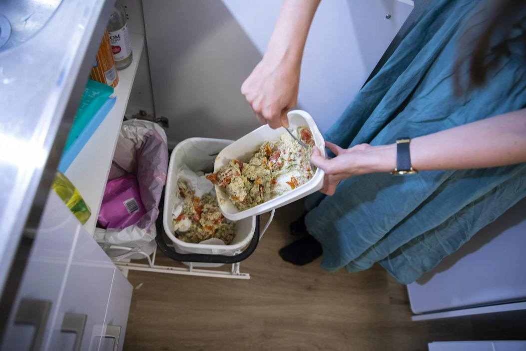 Kotitalouksissa elintarvikejätettä syntyy vuosittain 295 miljoonaa kiloa, josta yli kolmasosa on ruokahävikkiä. LEHTIKUVA / IRENE STACHON