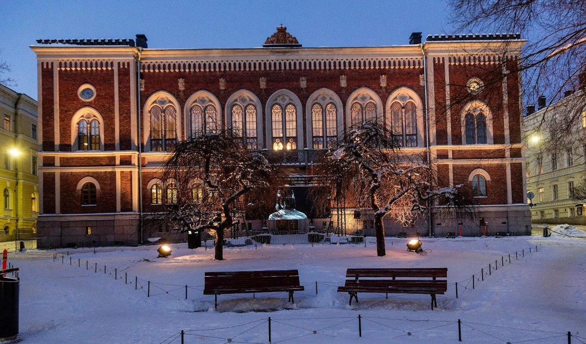 MTK on mukana Lux Helsinki -valofestivaalin yhteistyökumppanina. Maa jalkojemme alla -valotaideteos on esillä Ritarihuoneella.