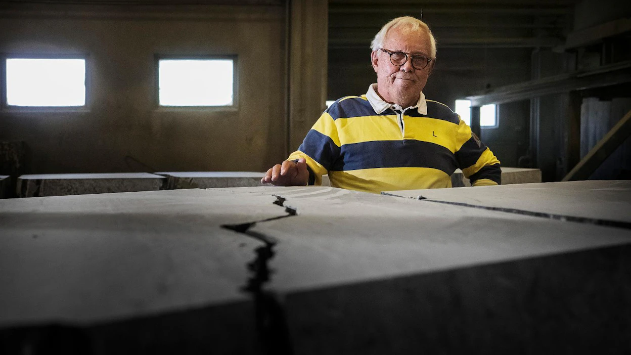 Reijo Vauhkonen on kaskiviljelijän poika, joka kohosi palkituksi teollisuusjohtajaksi ja Tulikivi Oy:n luojaksi. 80-vuotias teollisuusneuvos vieraili Juuassa Tulikiven tehtaalla, jota johtaa nykyään hänen poikansa.