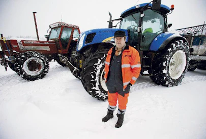 Simo Kukkohovi Oy:ssä on seitsemän traktoria, kaivinkone ja rinnekone. Kukkohovi on yltänyt tonnikerhoon eli vähintään tuhannen kuution suokohtaiseen hehtaarituotantoon lähes joka vuosi.  Kuvat: Markku Ruottinen
