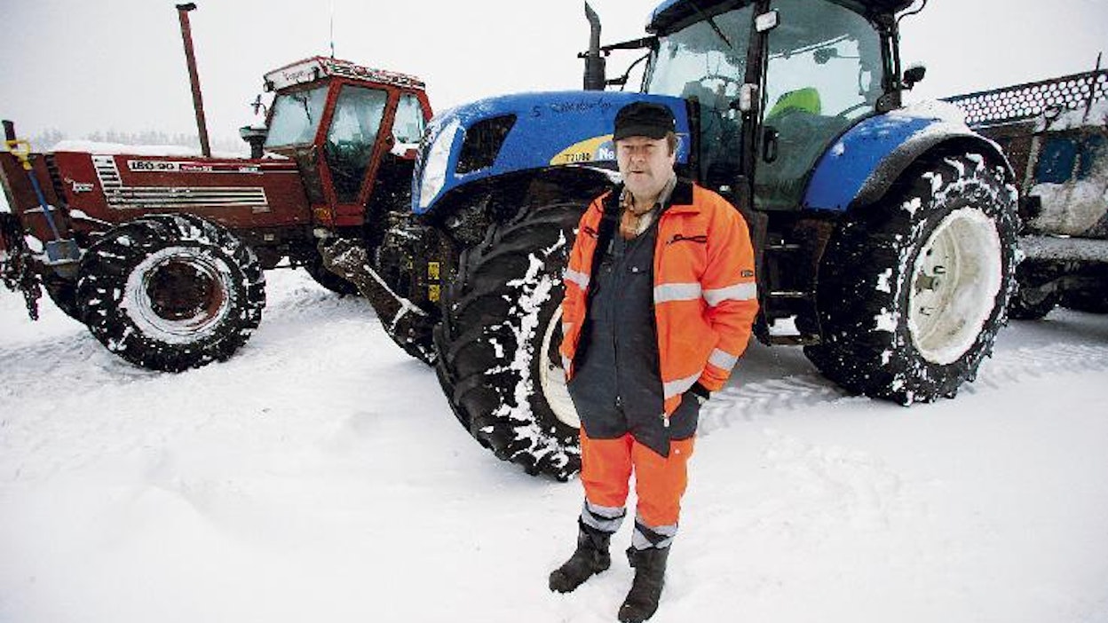 Simo Kukkohovi Oy:ssä on seitsemän traktoria, kaivinkone ja rinnekone. Kukkohovi on yltänyt tonnikerhoon eli vähintään tuhannen kuution suokohtaiseen hehtaarituotantoon lähes joka vuosi.  Kuvat: Markku Ruottinen