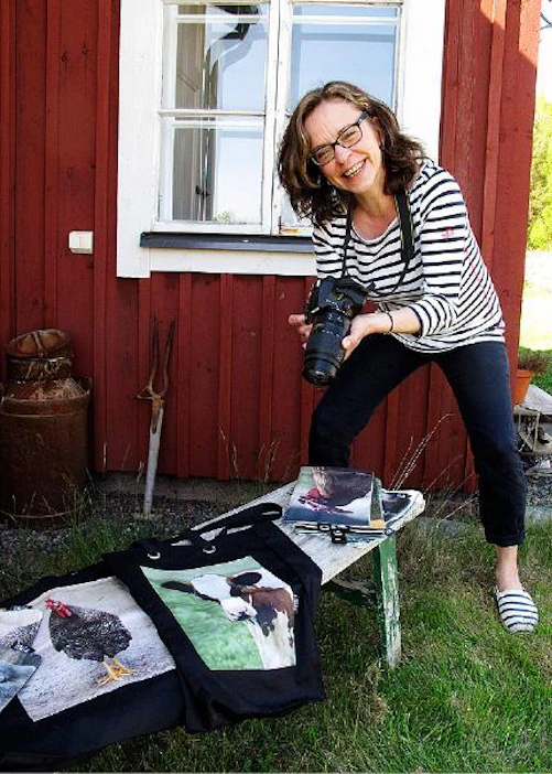 ”Meillä ei ole studiota. Teemme tuotekuvaukset usein pihallani, mikä on joskus villin näköistä”, nauraa Kinttu Koipijärvi.