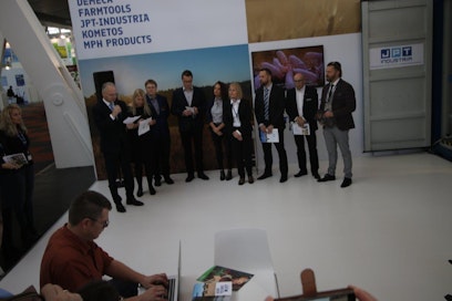 Kuvassa ministeri Leppa ja hänen avustajansa sekä osastolla mukana olevien yritysten edustajat: Antti Teollisuus, Demeca, Farmtoolsin, JPT-Industria, Kometos, MPH Products.¨