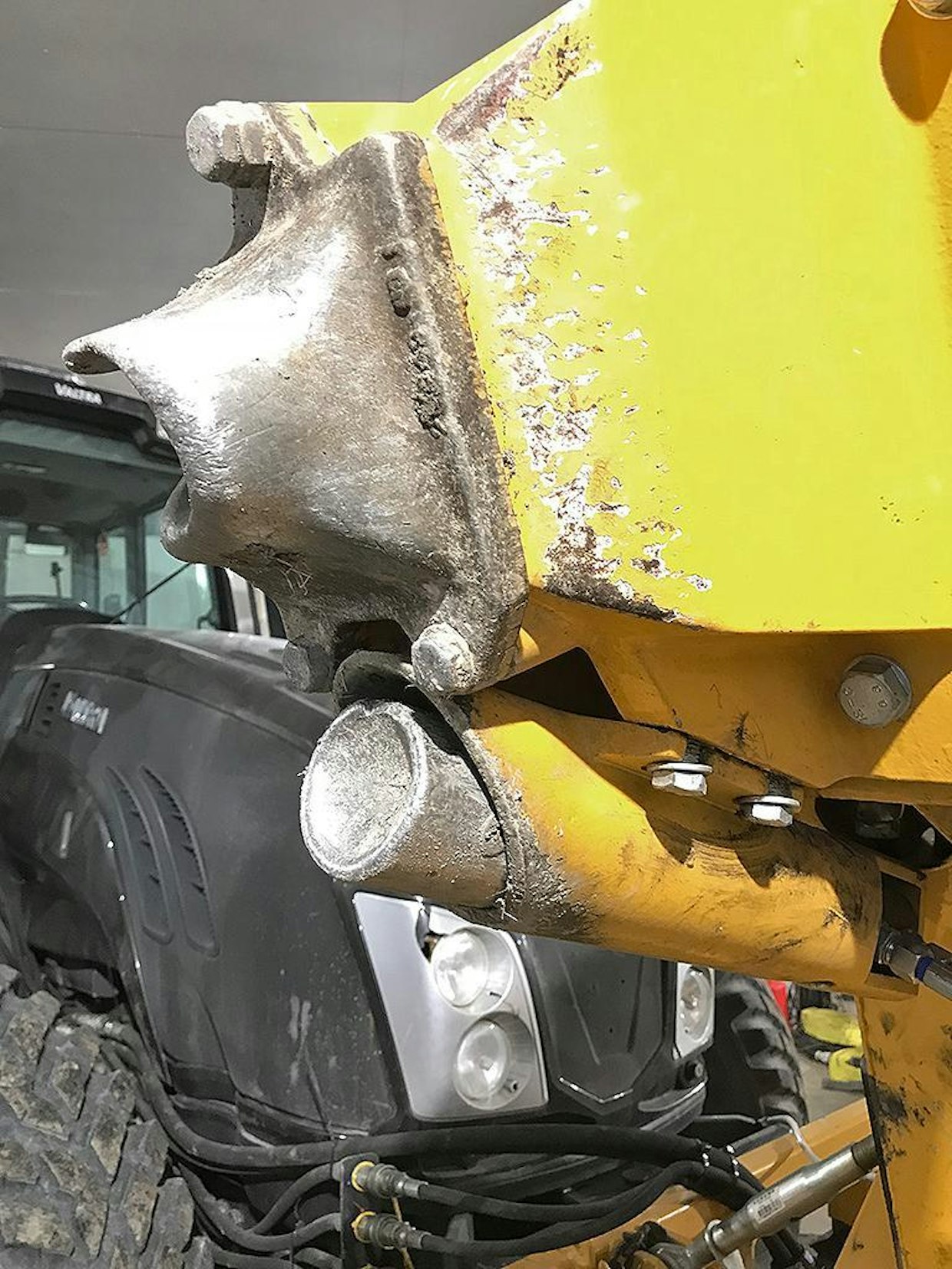 Maatuki estää maa-aineksen tipahtamisen tehtyyn reikään. Maatuen vieressä näkyvä tylppä lieriö tiivistää maan viitan tyvessä.