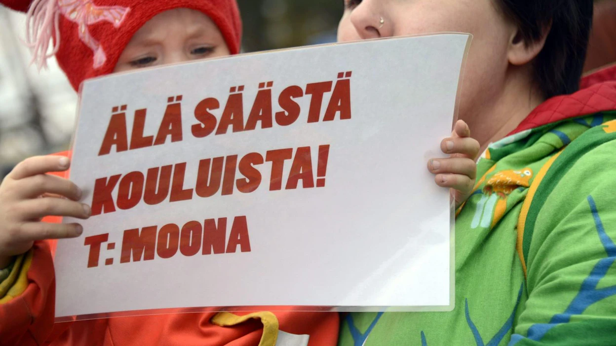 Tutkijoiden mukaan koulujen sulkemiset voivat entisestään vahvistaa kunnan eri alueiden keskinäistä eriarvoisuutta. Koululaiset osoittivat mieltään Vantaalla lokakuussa 2013. LEHTIKUVA / Sari Gustafsson