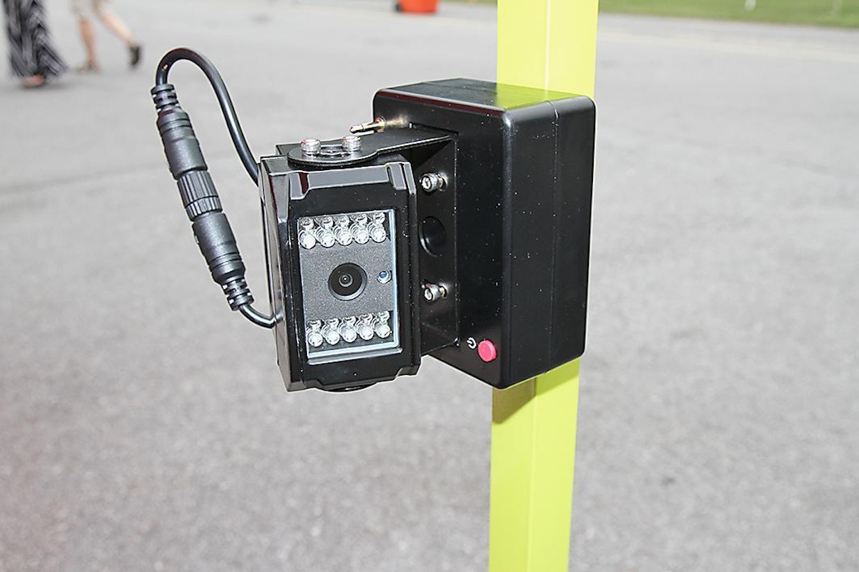 Katveturva Oy:n langattomassa kamerassa on magneettikiinnitys, ja kamerayksikkö voidaan kiinnittää esimerkiksi trukin puomiin.