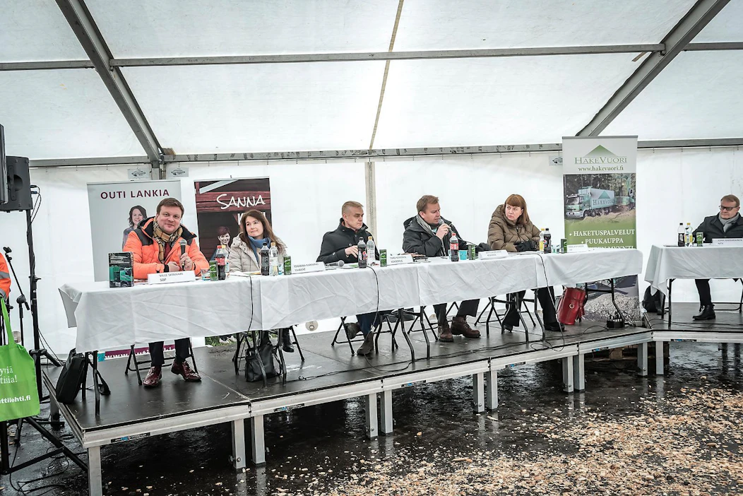 Hakevuoren energiapäivän vaalipaneeliin perjantaina Askolassa osallistuivat kansanedustajat Ville Skinnari (sd.), Johanna Karimäki (vihr.), Timo Heinonen (kok.), Antti Kaikkonen (kesk.) ja Mikaela Nylander (r.) sekä MTK:n metsäjohtaja Juha Hakkarainen.