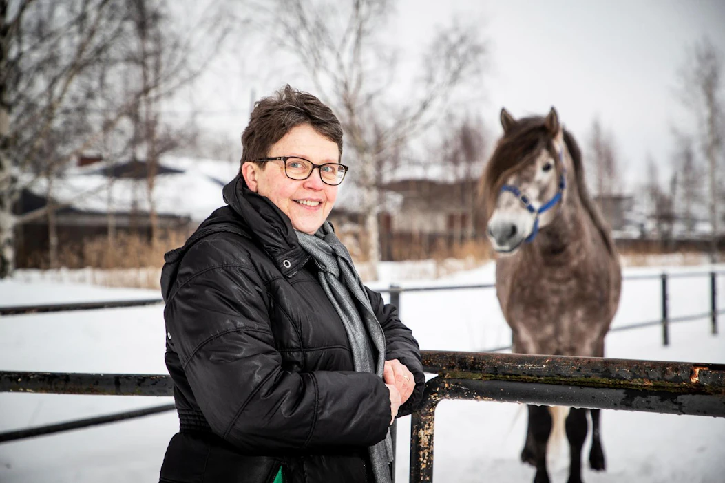 ”Hevosasia on minulle sisäsyntyistä. Se on tullut verenperintönä ja liittynyt elämääni myös avioliiton kautta”, sanoo Maarit Hollmén vierellään Viikilän Erämies veljensä, ammattivalmentaja Tuomo Ojanperän tallista. Maaritin edesmenneen puolison Eero Hollménin Maria-tytär jatkaa miehensä kanssa maatilan ja hoitohevosten pitoa Luvialla.