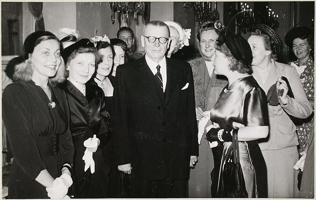 Amerikkalaisia naistoimittajia vierailulla Suomessa vuonna 1949, keskellä presidentti Paasikivi.