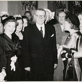 Amerikkalaisia naistoimittajia vierailulla Suomessa vuonna 1949, keskellä presidentti Paasikivi.