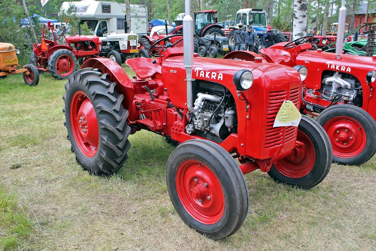 Tampereella vuosina 1951–54 tehtyyn Takraan sovellettiin viimeisenä vuotena Perkins-dieseliä, mutta kokeilu jäi yhteen kappaleeseen. Tämä diesel-Takra on jälkituotantoa, mutta niin taitavasti tehty, että se voisi aivan hyvin olla teollinen tuote. Moottori on 1,76-litrainen Mersun 34 hv:n 4-sylinterinen OM636, jota käytettiin muun muassa Fahr MDL -puimureissa ja D177 S -traktorissa. Oulainen