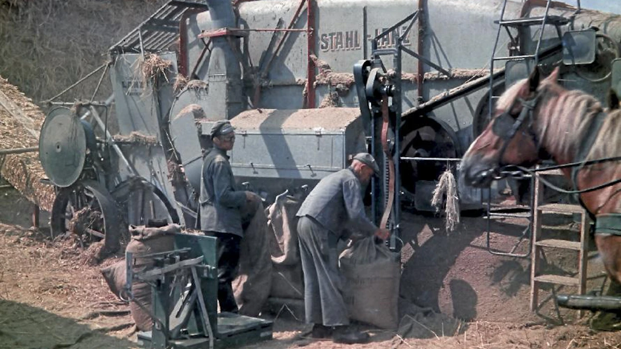 Lanz-puimakoneiden lippulaiva oli vuonna 1929 markkinoille tullut Stahl-Lanz, joka nimensä mukaisesti oli kokonaan teräsrakenteinen. Tuon ajan eurooppalaisista puimakoneista se oli kehittynein, syöttölaite ja ruumenlietso kuuluivat vakiovarusteisiin. Täydelliseen Stahl-Lanz -puimalaitokseen kuului vielä rumpulajittelija ja paalain. Koko komeus lisävarusteineen oli pyörien päällä ja helposti siirrettävissä lohkolta toiselle. Puimakoneen alla näkyvä ruskea töhkä on lajittelijan erottelemaa rikkakasvien siementä. (Balow/Mecklenburg 1938)