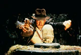 Kadonneen aarteen metsästäjien ensimmäisessä kohtauksessa Indiana Jones (Harrison Ford) löytää kultaisen idolin.