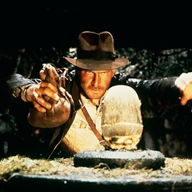Kadonneen aarteen metsästäjien ensimmäisessä kohtauksessa Indiana Jones (Harrison Ford) löytää kultaisen idolin.