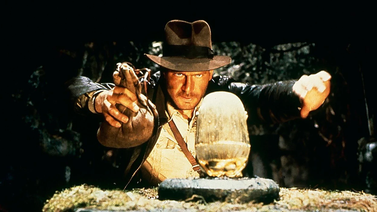 Kadonneen aarteen metsästäjien ensimmäisessä kohtauksessa Indiana Jones (Harrison Ford) löytää kultaisen idolin.