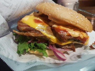 Särää oli burgerissa reilusti ja kasvikset tuoreita.