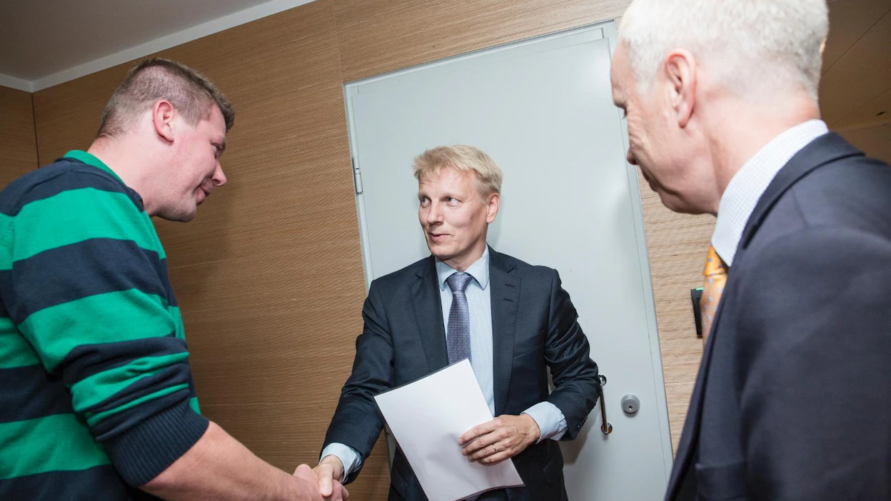 Tommi Lunttila (vas.) kertoi ministeri Kimmo Tiilikaiselle tuottajien talousahdingosta. Antti Sahi seurasi vierestä.