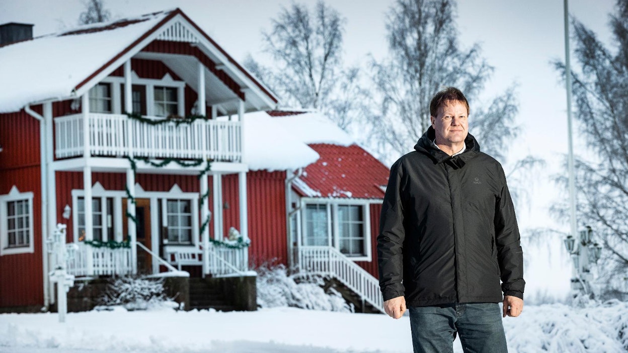 "Työmatkat alan yrityksiin ovat innostava ja tärkeä osa työtäni", sanoo Kimmo Aalto, joka kuvattiin joulun alla Pertunmaalla Matkailutila Lahdelmalla. Hän kävi luovuttamassa Suomen Maaseutumatkailuyrittäjien Vuoden Kellokas -tunnustuksen tilan tekemästä ansiokkaasta työstä maaseutumatkailun saralla.