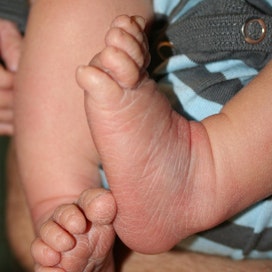 Lapsia syntyi tammi-heinäkuussa lähes 1 700 vähemmän kuin viime vuonna vastaavaan aikaan. LEHTIKUVA / Vilja Vehkaoja