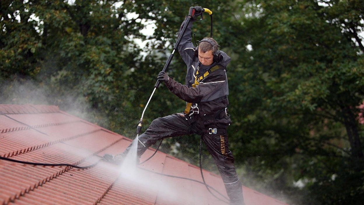 Kun katto pestään huolellisesti ja pinnoitetaan parhailla materiaaleilla, se alkaa hylkiä likaa ja vettä.